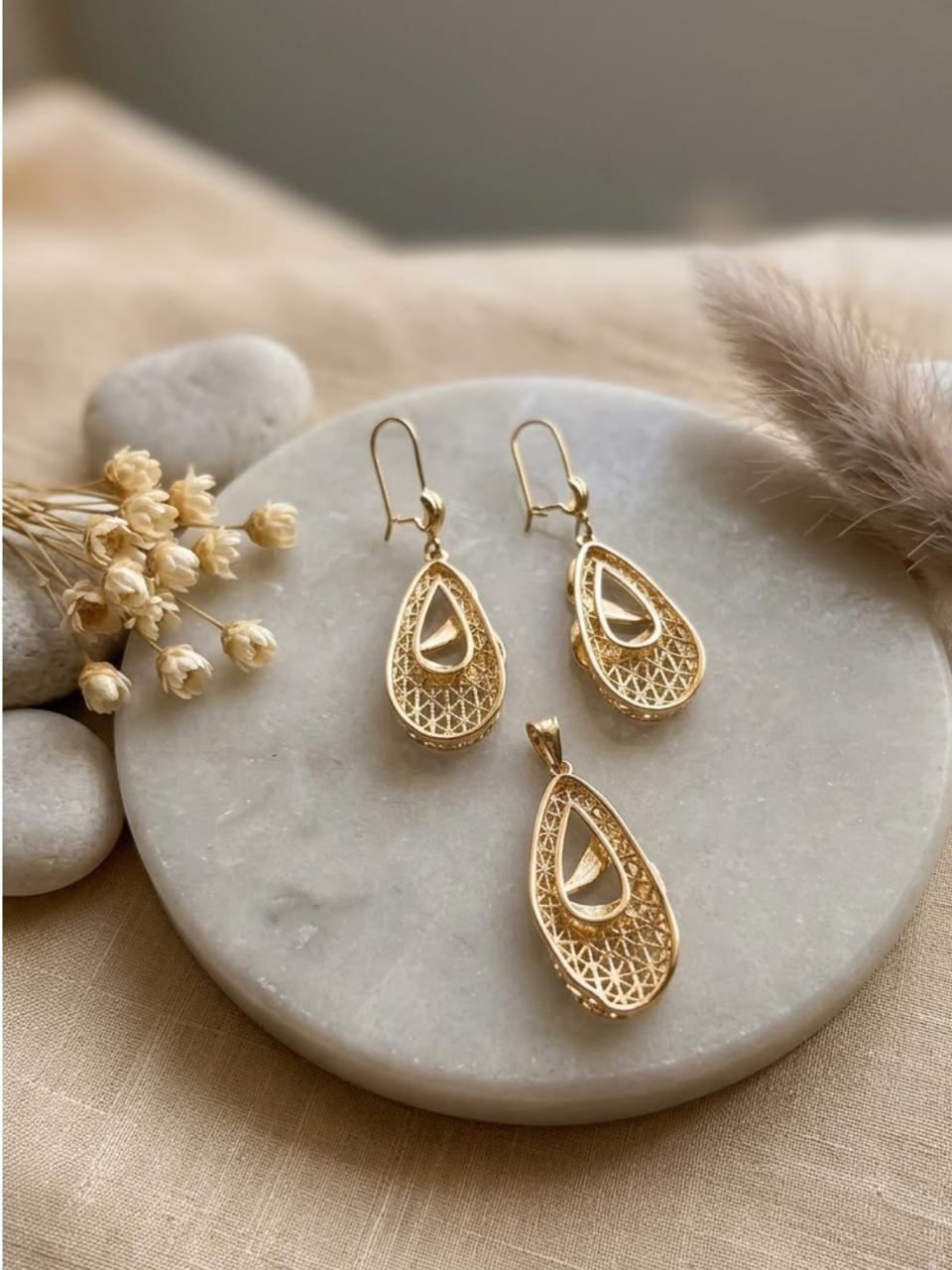 Alone Love Teardrop Filigree Pendant Set