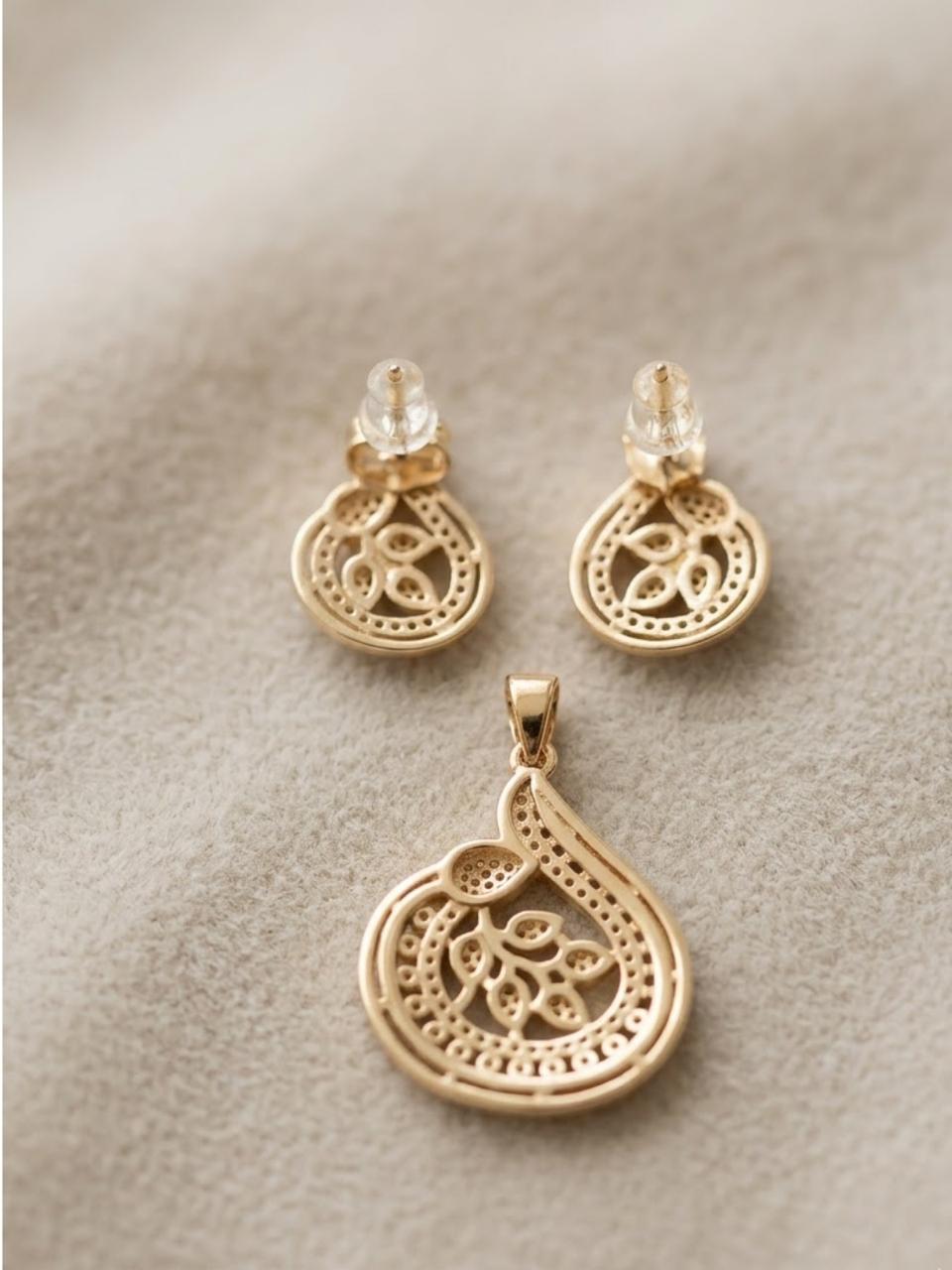 Zoya Teardrop Floral Pendant Set