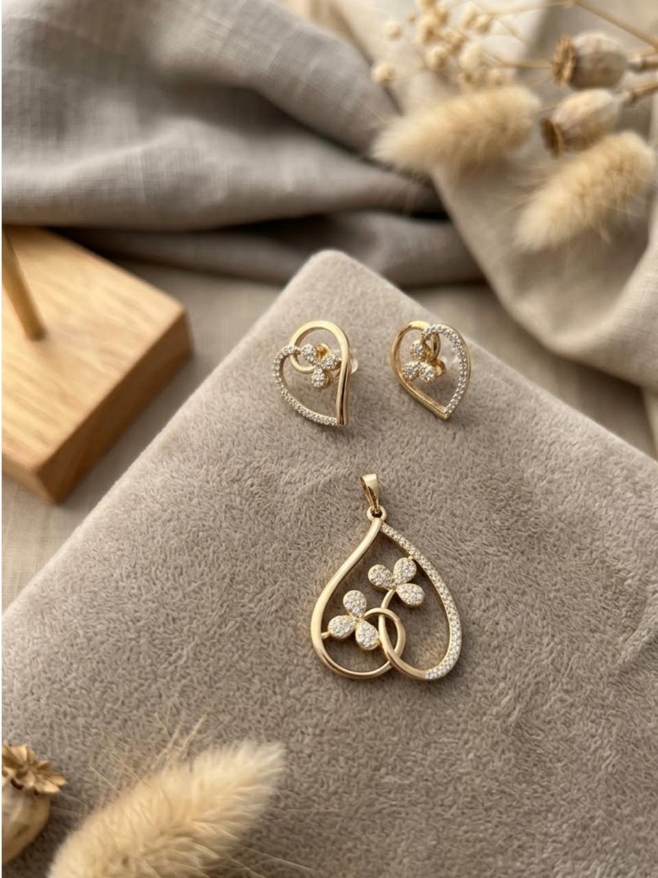 Florisse Heart Floral Pendant Set