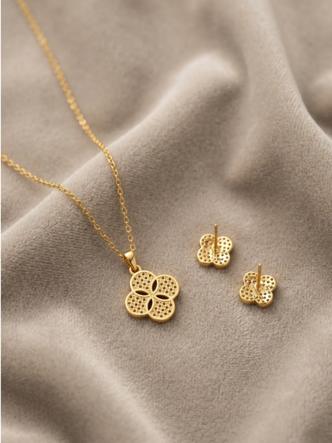 Forever Glow Clover Necklace Set