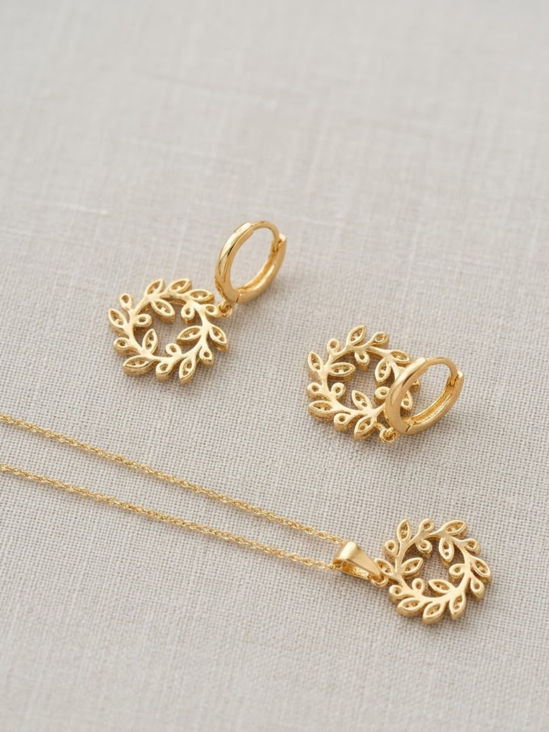 White Aura Circular Leaf Necklace Set