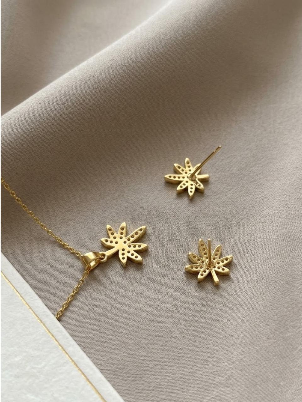 Frost Bloom Star Necklace Set