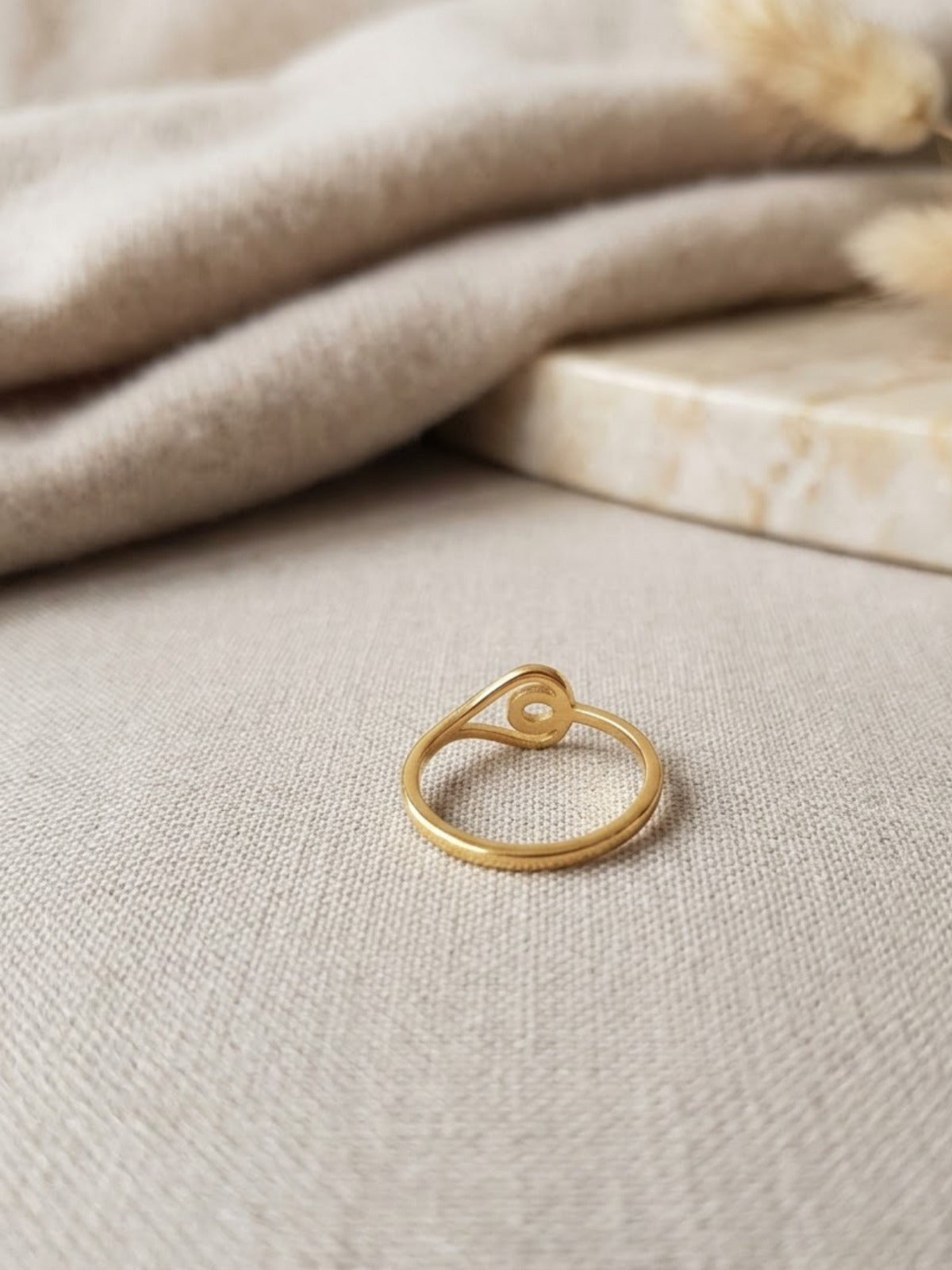 Nova Minimal Crystal Ring