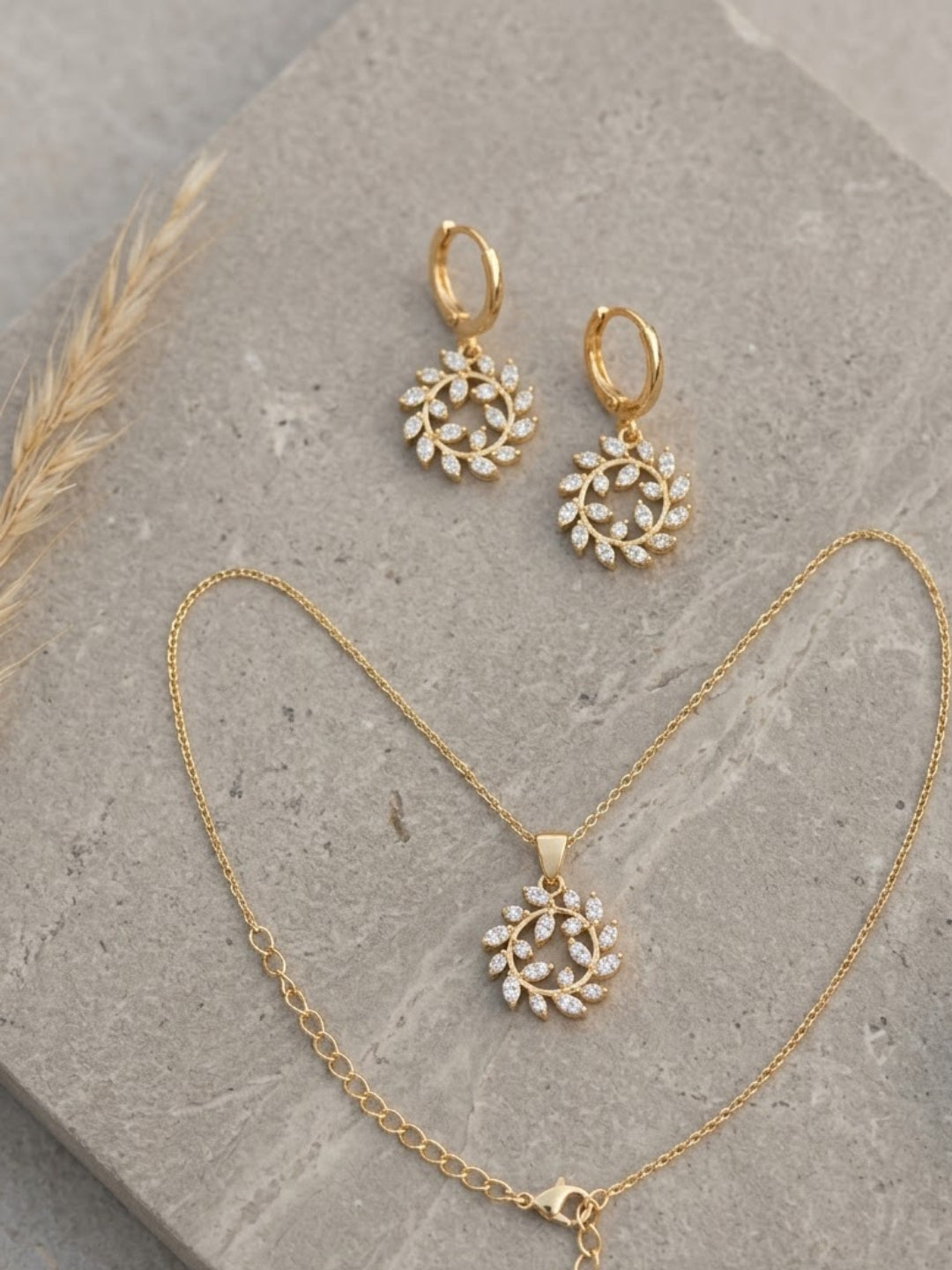 White Aura Circular Leaf Necklace Set