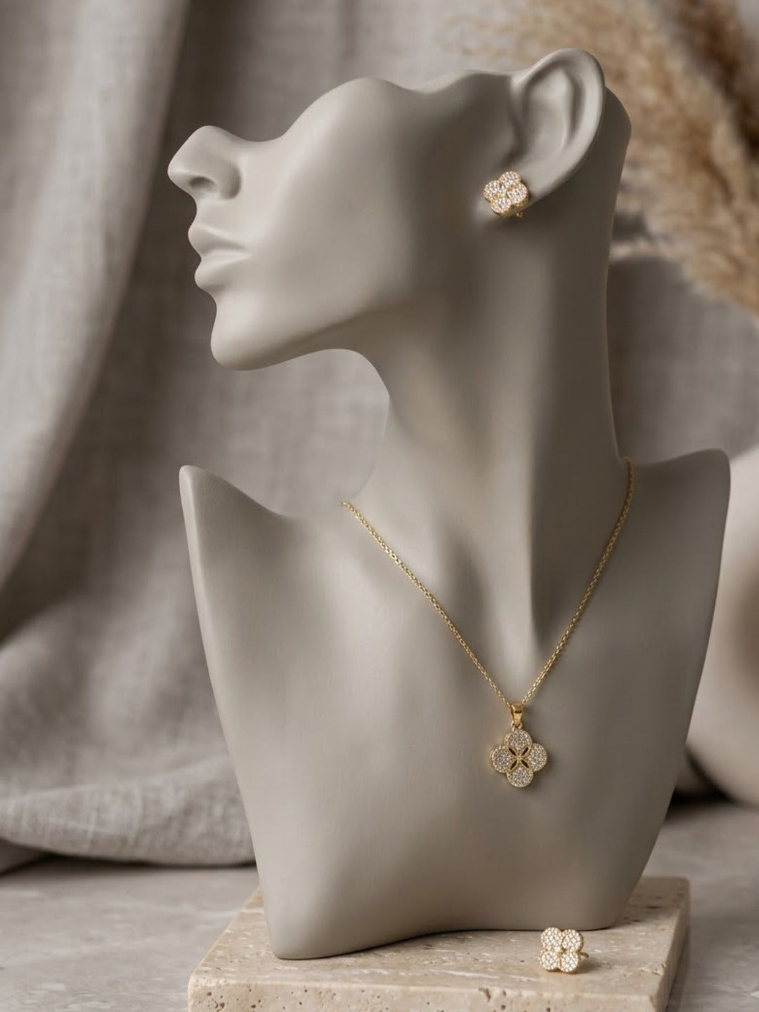 Forever Glow Clover Necklace Set
