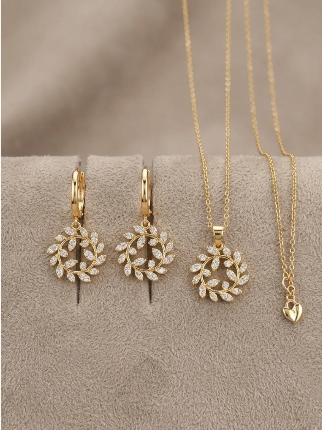 White Aura Circular Leaf Necklace Set