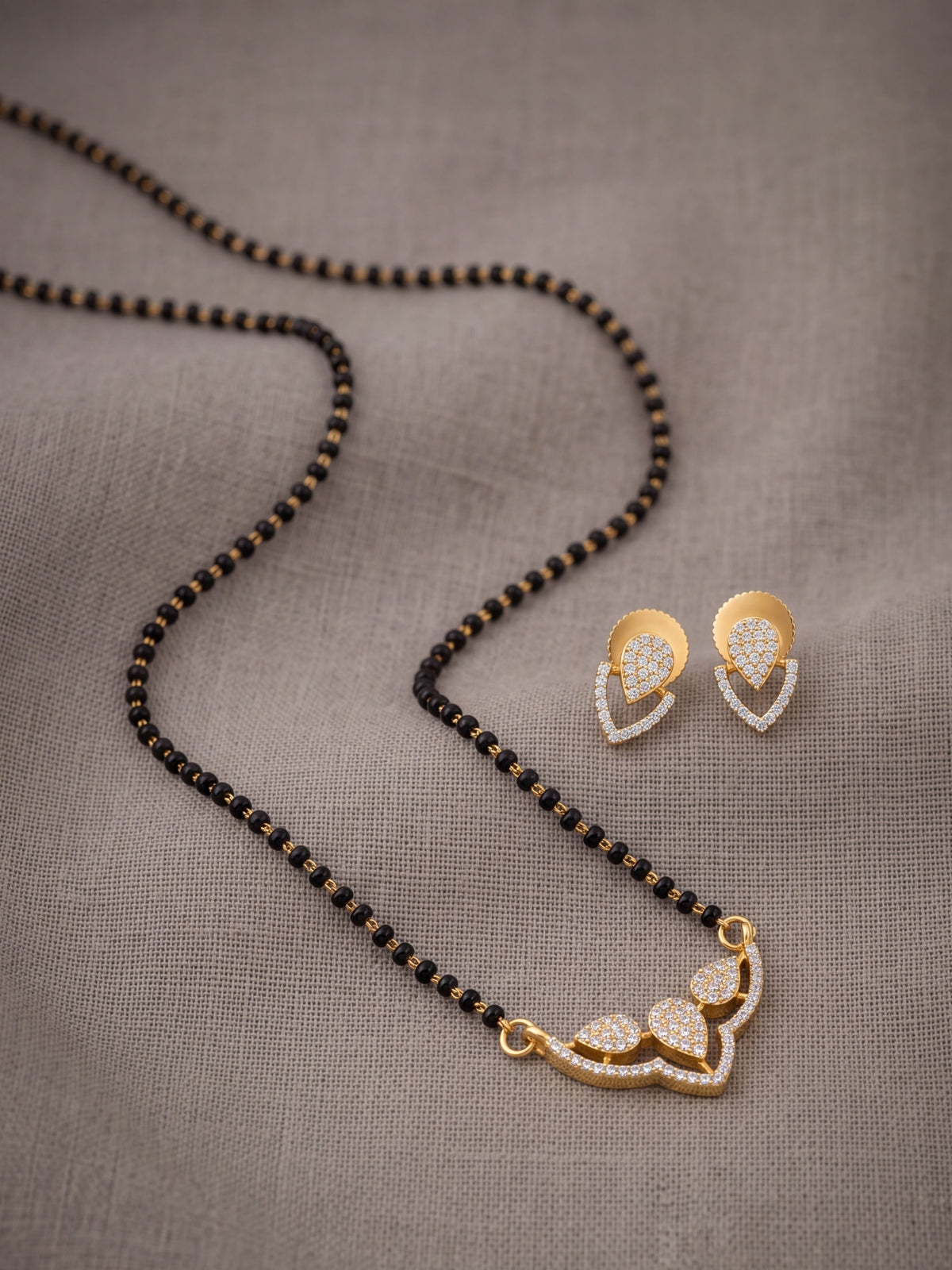 Pari Three-Leaf Floral Mangalsutra Set